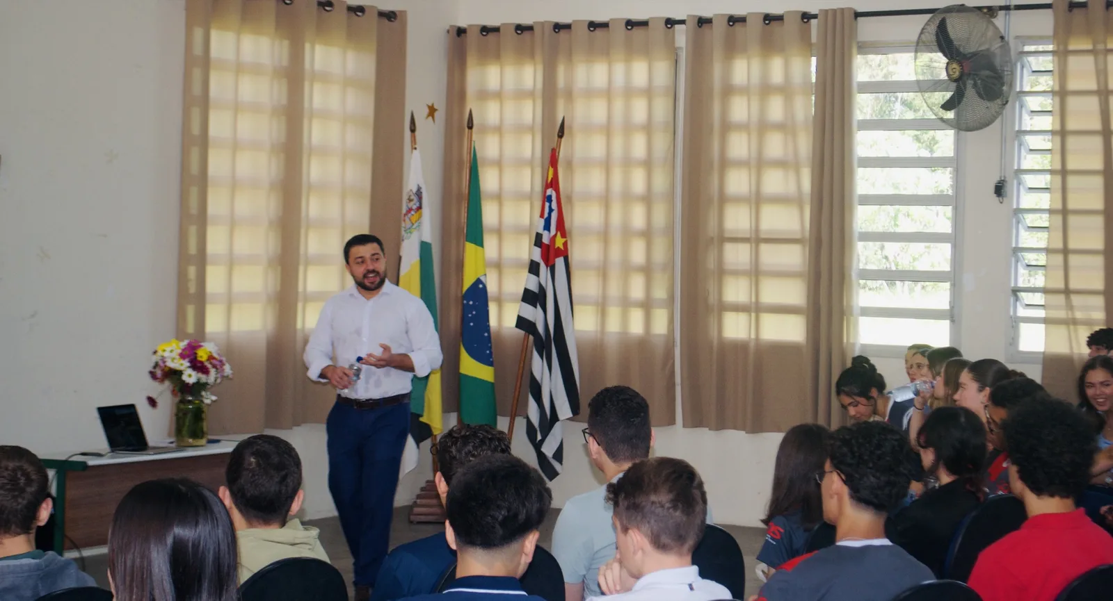 William Leonel em uma aula com estudantes
